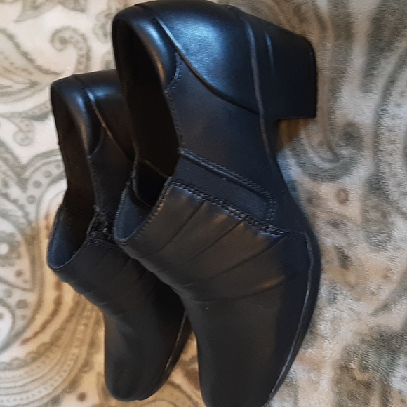 Super Cute Clark booties - Picture 2 of 6